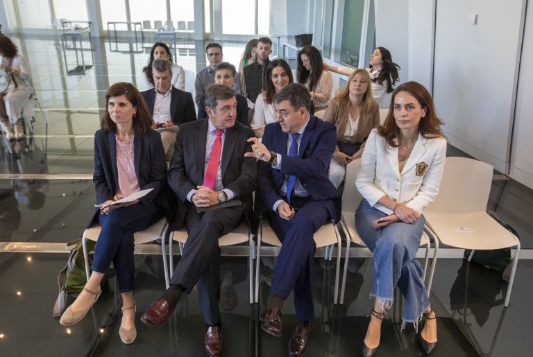 Alumnos de 3º de la ESO podrán cursar en Galicia una asignatura optativa «pionera» sobre cultura financiera