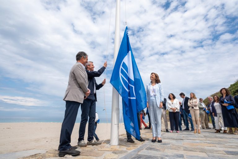 La Xunta entrega las 139 banderas y distintivos azules, que consolidan Galicia como un destino «seguro y sostenible»