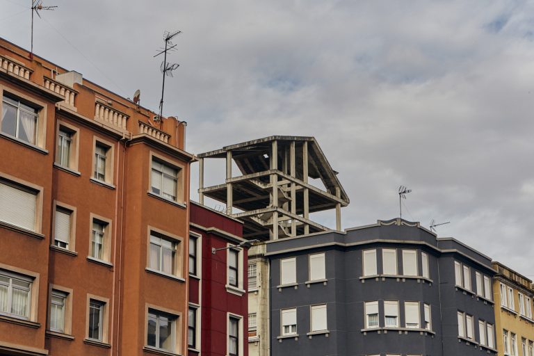 El Parlamento gallego reclama al Gobierno un pacto nacional de la vivienda