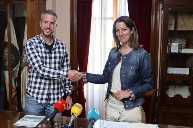 Lara Méndez (PSdeG) y Rubén Arroxo (BNG) firman un acuerdo «continuista» que reedita el bipartito en Lugo