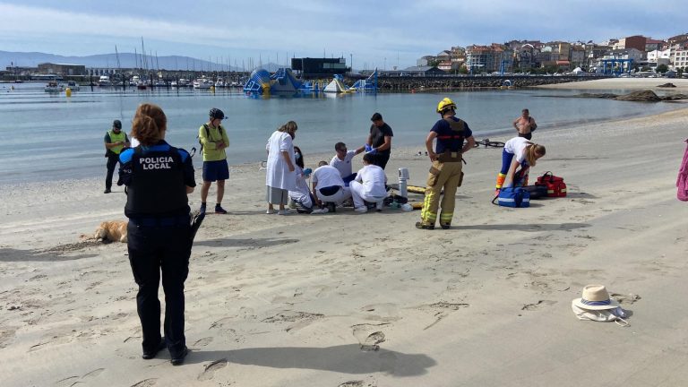 Reaniman y trasladan en helicóptero a una mujer que sacaron del agua en la playa de Baltar, en Sanxenxo (Pontevedra)