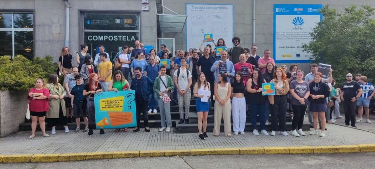 Profesores de toda Galicia salen a las puertas de los centros a protestar por la oferta de FP el próximo curso