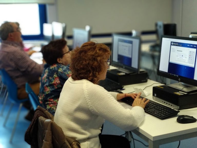 El Observatorio da Sociedade da Información analizará el nivel de digitalización de las personas mayores en Galicia