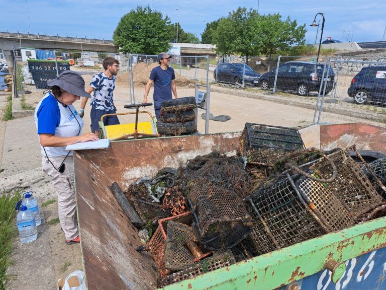 Buceadores convocados por Afundación retiran casi 900 kilos de basura marina de los fondos de Bouzas