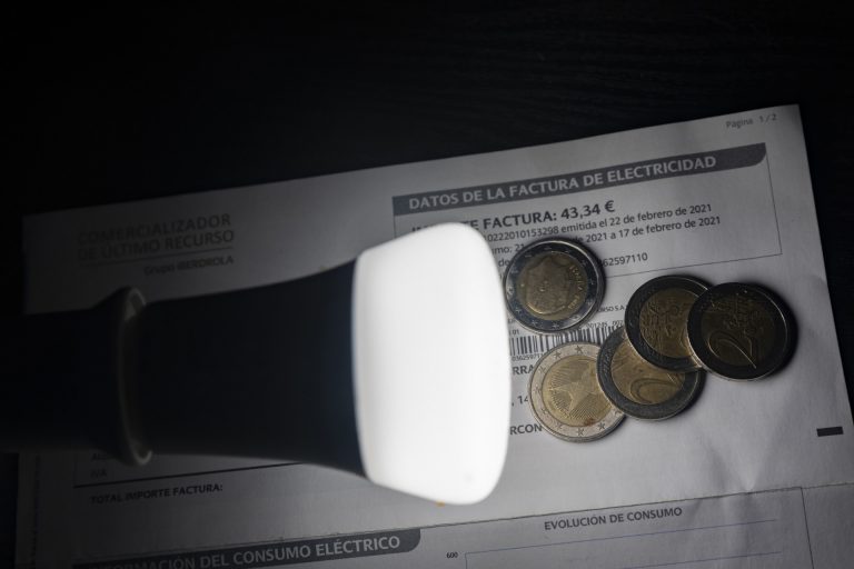 El precio de la luz sube este lunes un 23,5%, hasta los 106,72 euros/MWh