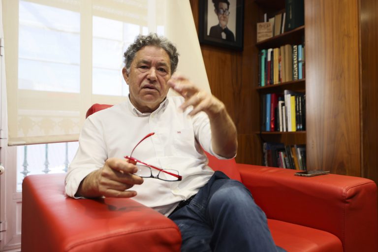 Lores aplica una «revolución» en las áreas de gobierno de Pontevedra mientras continúan las negociaciones con el PSOE