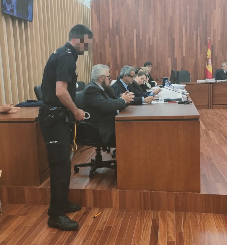 AV.- El acusado de asesinar a su mujer en Gondomar alega que no recuerda nada: «Yo no estaba vivo, yo estaba muerto»