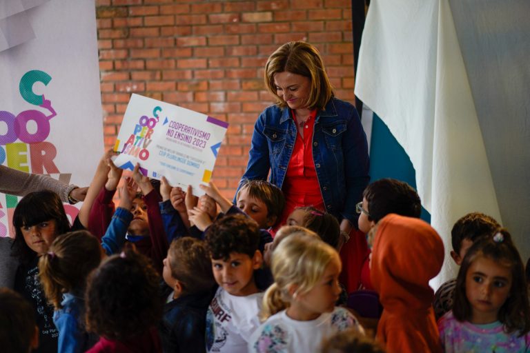 La Xunta entrega los premios del certamen ‘Cooperativismo en la Enseñanza’ al alumnado del CEIP de Domaio