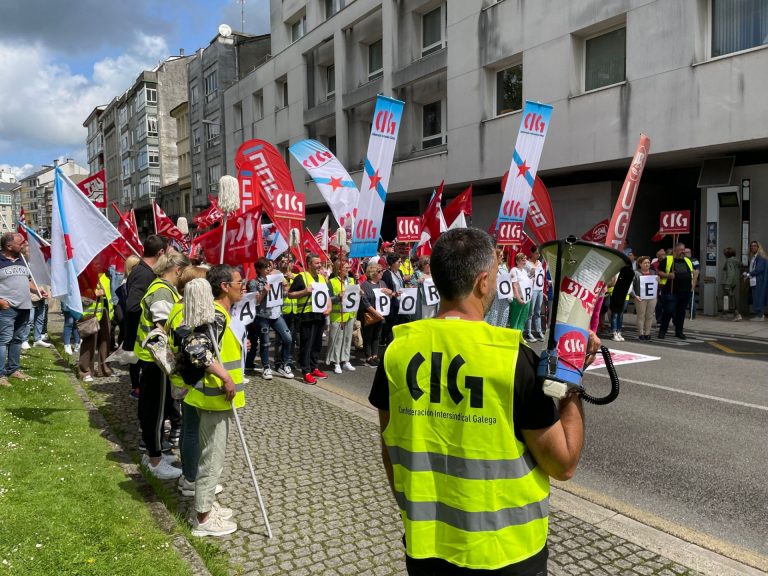 Concentración de trabajadores de la limpieza en Lugo en el marco de una huelga con seguimiento masivo, según sindicatos