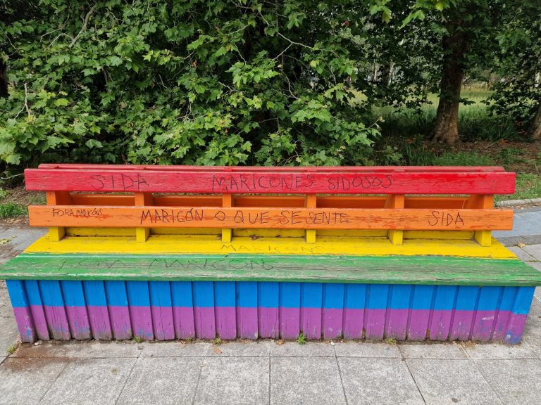 Vandalizan con mensajes homófobos un banco pintado con la bandera arcoiris en Cabanas (A Coruña)
