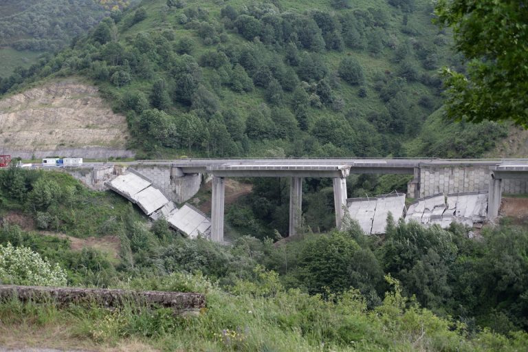 Firmada la declaración de emergencia para poder avanzar en la reconstrucción del viaducto de la A-6 en ambos sentidos