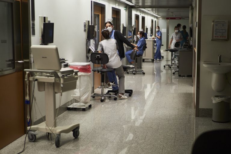 Sanidad y CCAA acuerdan retirar la obligatoriedad de las mascarillas en centros sanitarios, sociosanitarios y farmacias