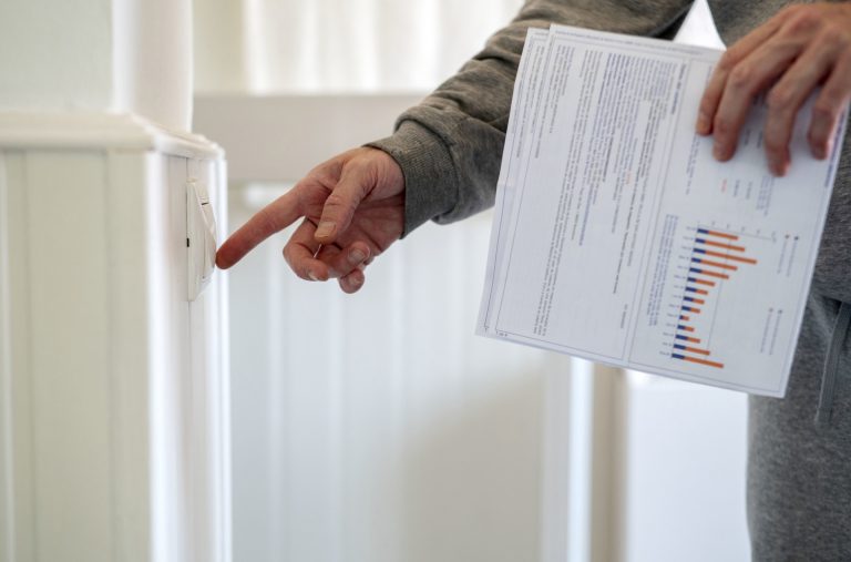 El precio de la luz se desploma este sábado un 25% y cae hasta los 82,34 euros/MWh