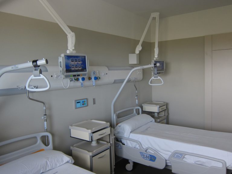 Los hospitales del Sergas cerrarán este verano al menos 665 camas, pero ninguna en el área de Ourense