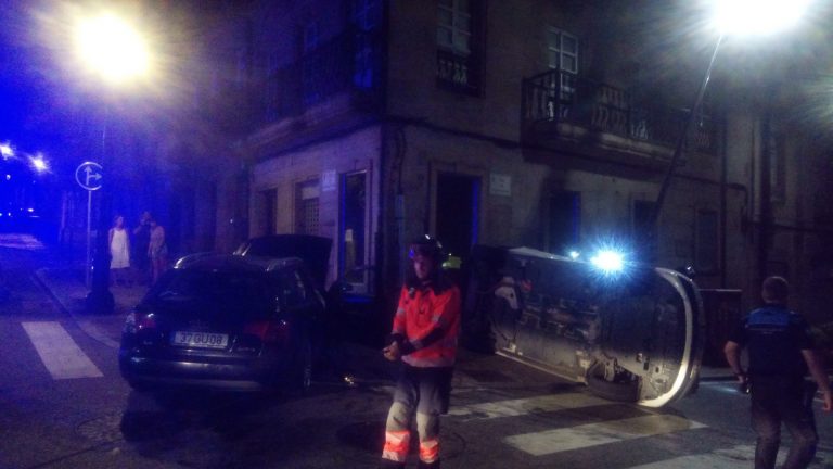 Herido leve un conductor en Vigo tras volcar su vehículo al chocar con otro turismo