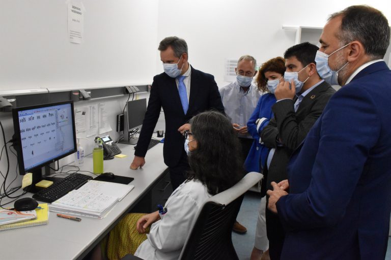 El Gobierno quiere tener en 2025 la especialidad sanitaria de Genética y mira a Galicia, donde «están los que más saben»