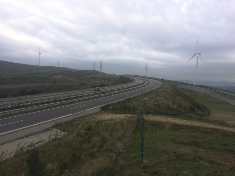 La niebla vuelve a complicar la circulación en la A-8, con visibilidad reducida y limitación a 30 km/h