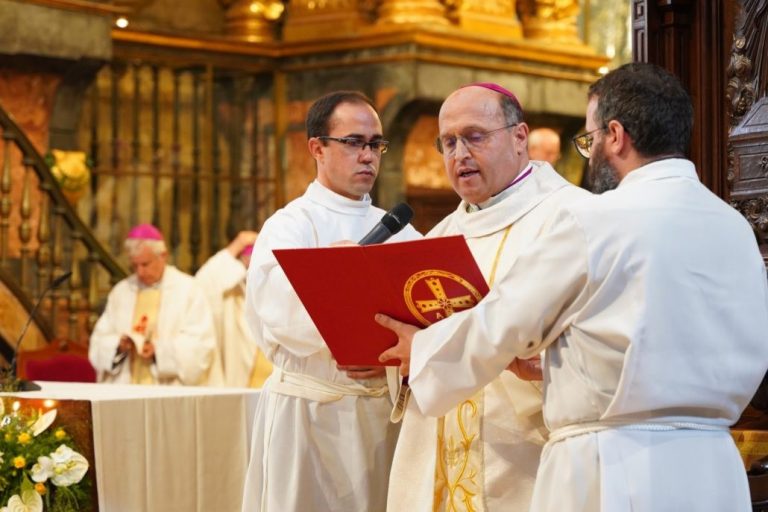 El arzobispo de Santiago, entre los que recibirán este jueves el palio bendecido por el papa