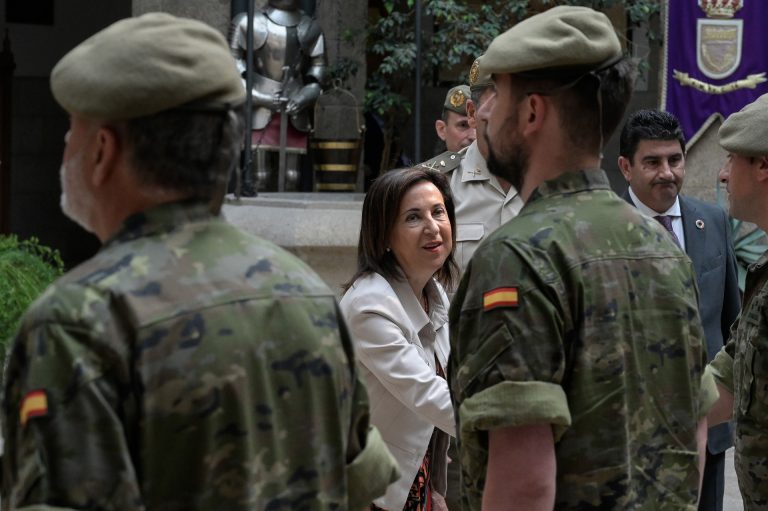 La ministra de Defensa dice que Vox «discrimina y descalifica» y «no responde a una España respetuosa y tolerante»