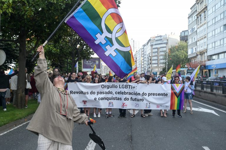 Miles de personas celebran en las calles de A Coruña el orgullo de la diversidad y animan a plantar cara «al fascismo»