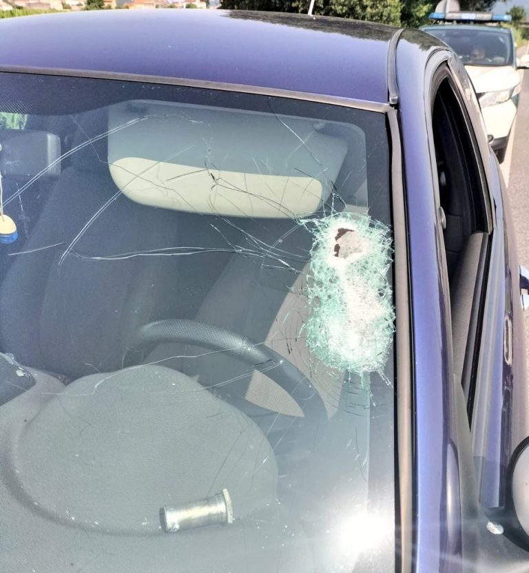 Herida en Cambados (Pontevedra) una conductora tras impactar un tornillo contra el parabrisas de su coche