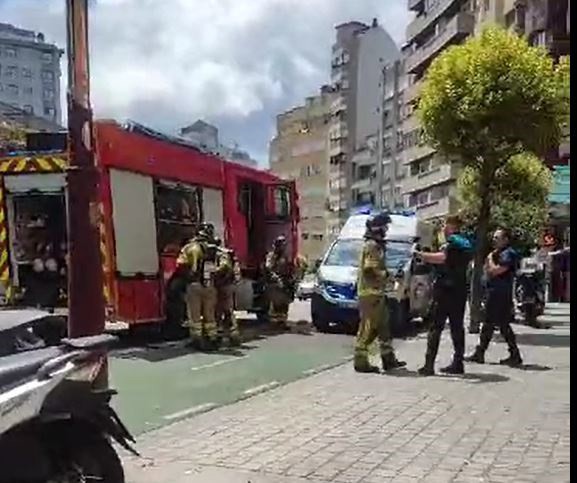 Gran despliegue de los servicios de emergencia en Vigo tras salir humo de una caldera que estaba en mantenimiento