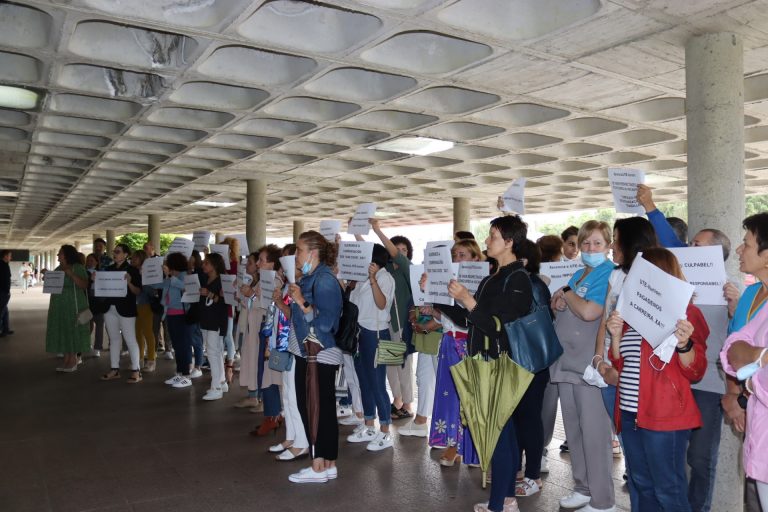 Personal de limpieza de los hospitales Gil Casares y Provincial, en Santiago, denuncian el incumplimiento de su convenio