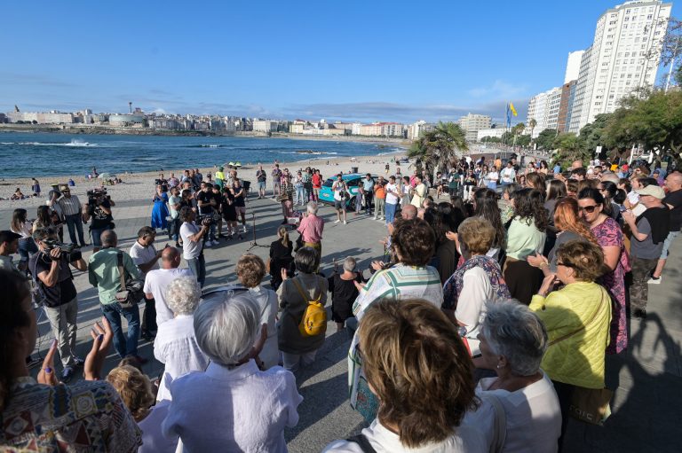 Varios cientos de personas recuerdan con flores y música a Samuel Luiz en el segundo aniversario del crimen