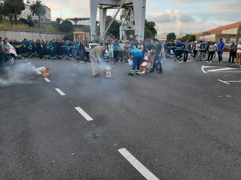 Trabajadores de Navantia Ferrol «queman» ante el edificio de Dirección la propuesta de convenio y plan estratégico