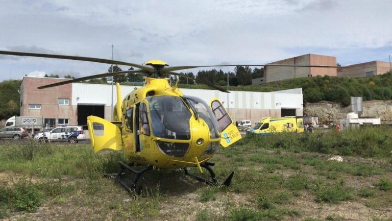 Un operario, evacuado en helicóptero tras caer de un tejado en Porqueira (Ourense)