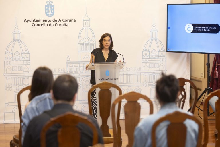 La alcaldesa de A Coruña defiende que está «todo correcto» para la celebración de conciertos en los muelles
