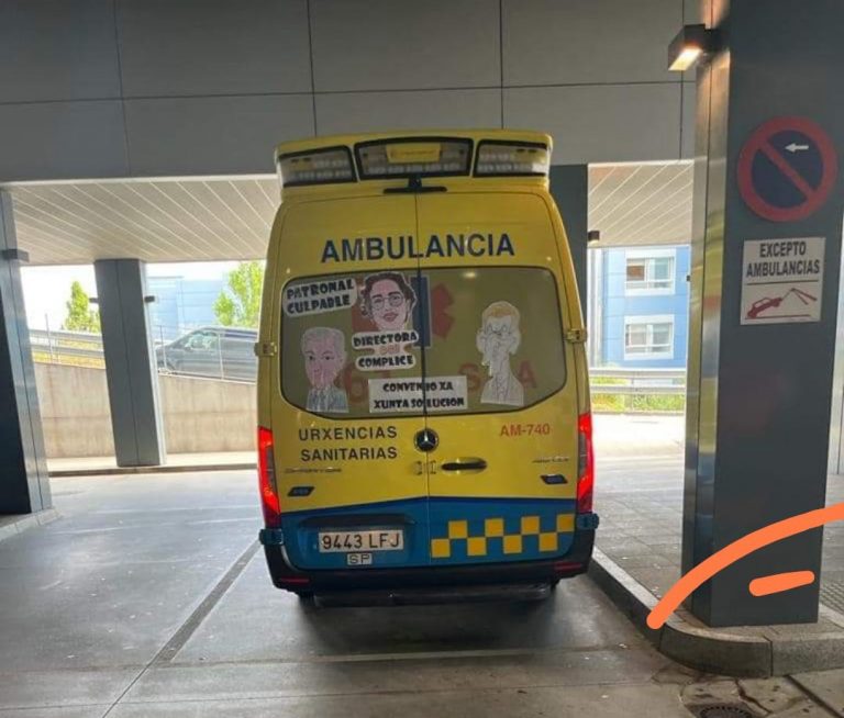 La patronal de ambulancias denuncia «más de 50 ataques» a sus vehículos, con pintadas contra la Xunta, Rueda y Feijóo