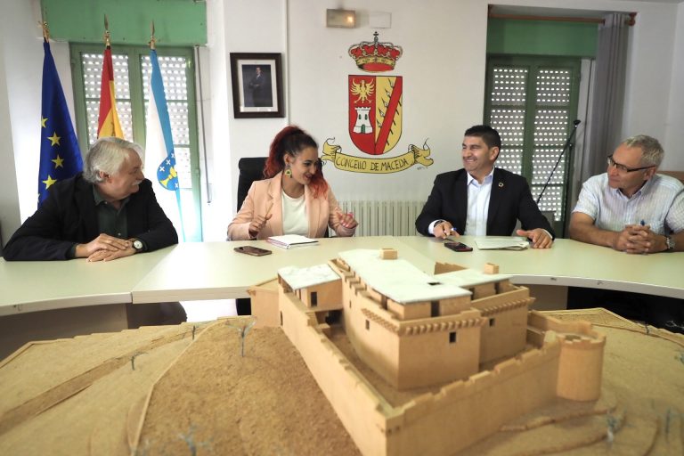 El delegado del Gobierno en Galicia ironiza con la foto del «pasado» de Feijóo y subraya las inversiones de Sánchez