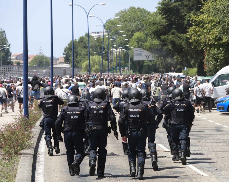 Un detenido por desobediencia y resistencia antes de la salida de manifestación del metal en Vigo