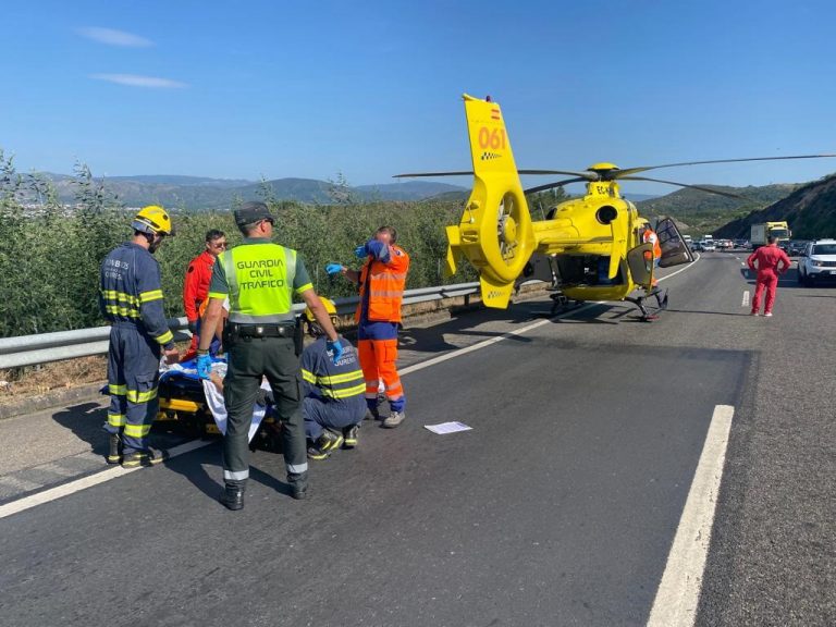 (AM) Tres hombres de entre 28 y 43 años heridos en el accidente de una furgoneta y un camión en Monterrei (Ourense)