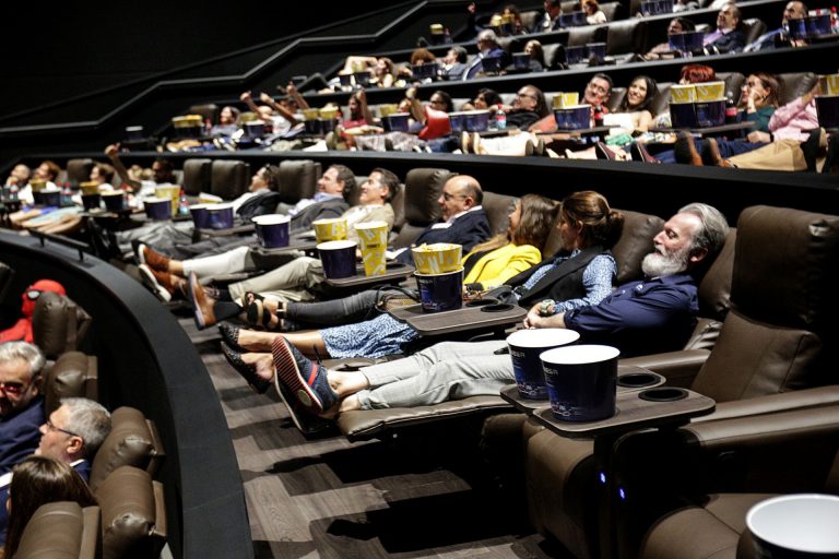 Los mayores de 65 años podrán ir a 17 cines gallegos por 2 euros cada martes
