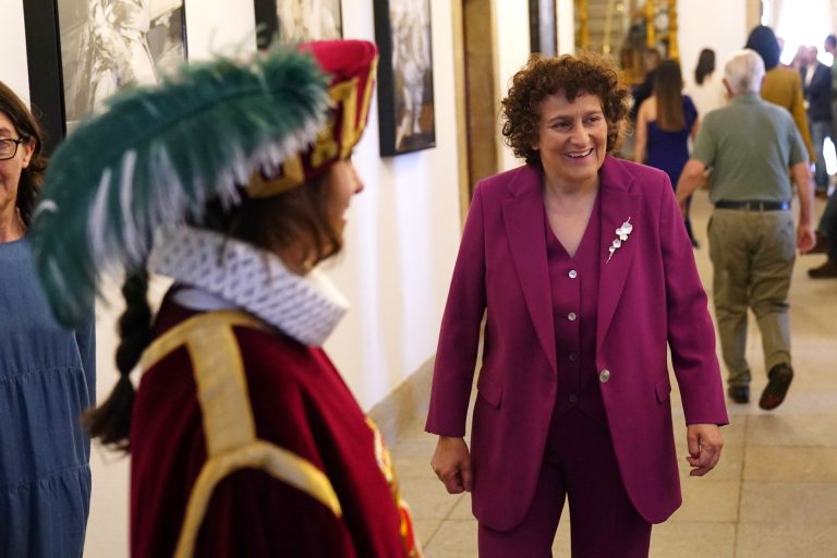 Sanmartín replica a Feijóo que es la «representante máxima» de Santiago como alcaldesa y le invita a asistir a los actos