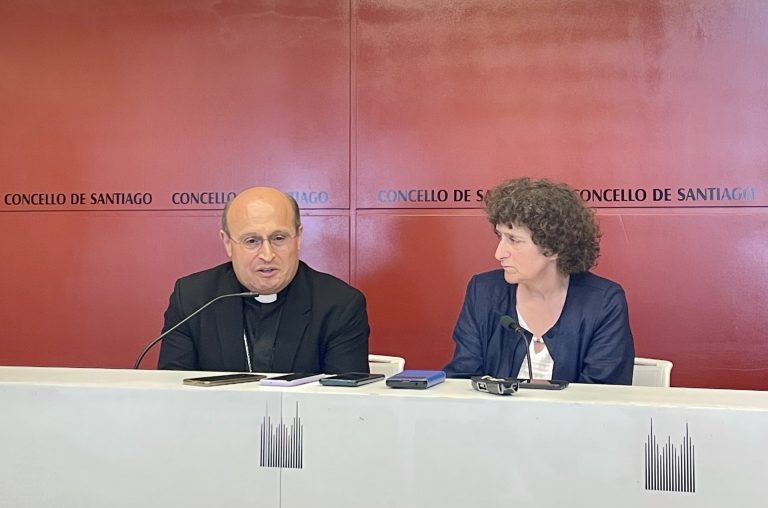 La alcaldesa de Santiago avisa que el acto Alba de Compostela se mantiene y repetirá y vuelve a invitar a la oposición