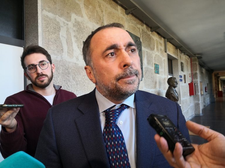 Sanidade reconoce refuerzos de médicos en O Salnés y Baixo Miño, por ahora sin necesidades en «ninguna otra área»