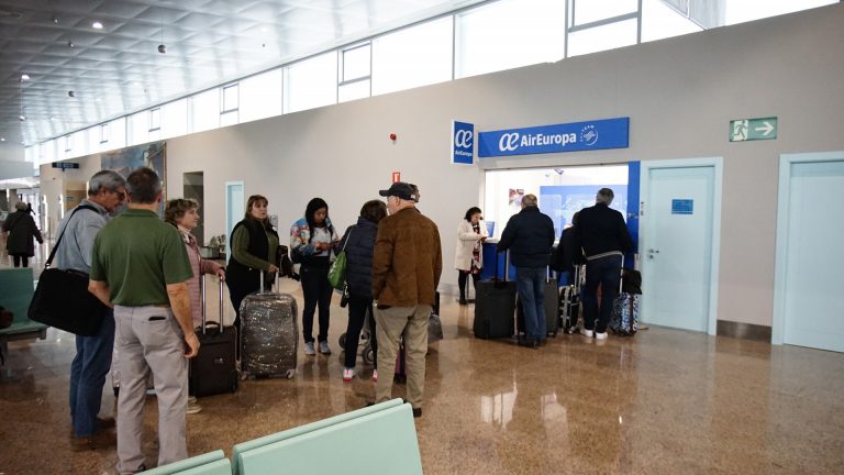 Los pasajeros repuntan en los aeropuertos de A Coruña y Vigo en junio, mientras se mantienen en Santiago