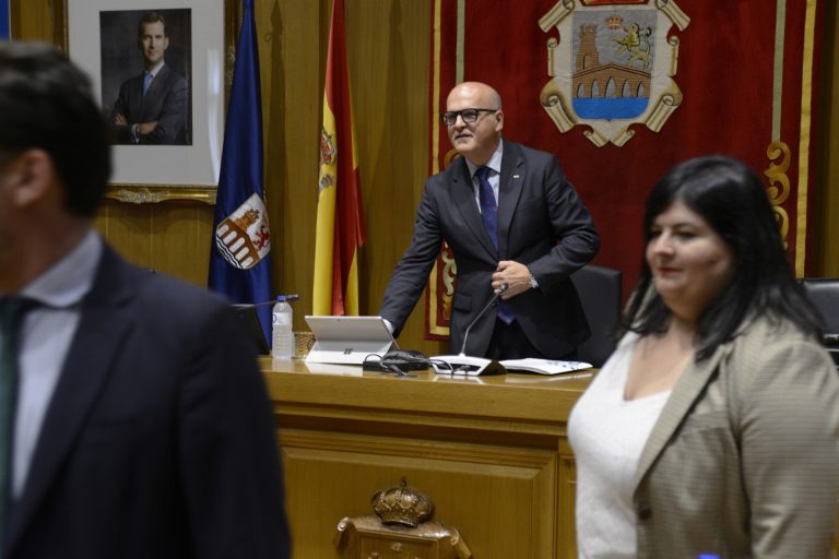 Baltar preside su último pleno de la Diputación de Ourense y desea «mucho éxitos» a la nueva corporación