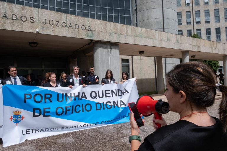Abogados de oficio de Galicia salen a las calles para exigir «dignidad» y la huelga deja varios juicios suspendidos