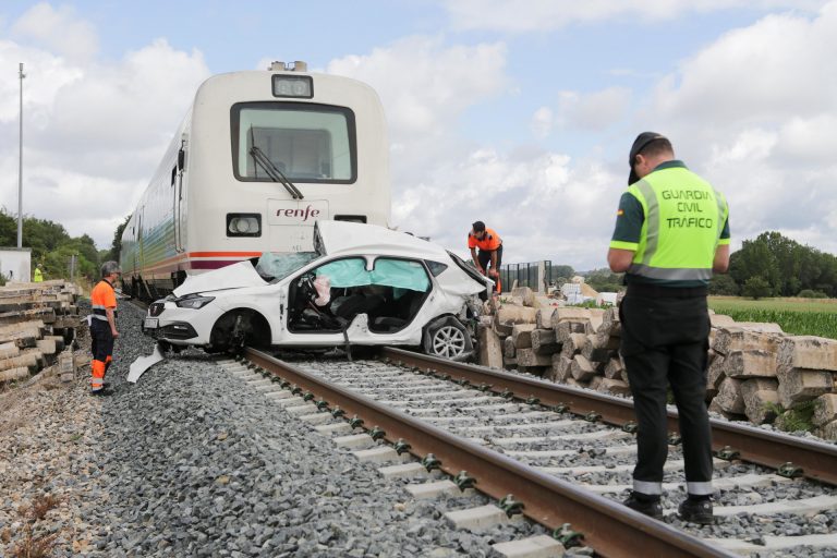 Permanecen en la UCI, uno en estado crítico, los dos heridos tras ser arrollado su coche por tren en Lugo