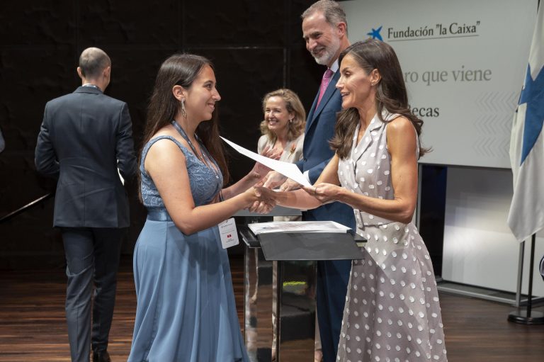 La estudiante de la UDC Esther Calviño recibe de la Fundación la Caixa una beca para la Universidad de Ginebra