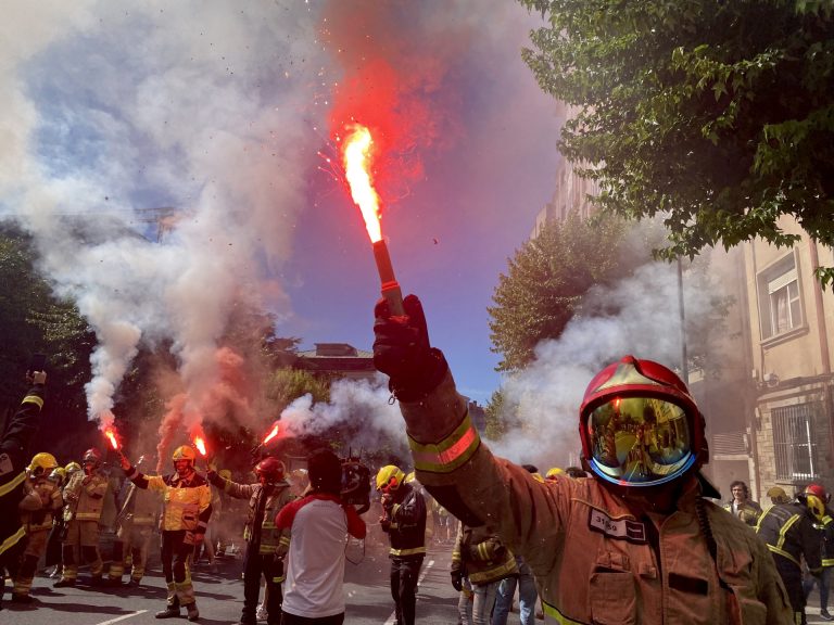 Cientos de bomberos comarcales de Galicia se manifiestan en Santiago para pedir «un convenio único»