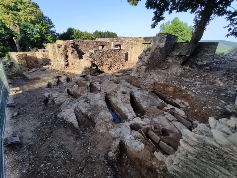 Descubren en Castroverde una necrópolis medieval con más de 20 tumbas