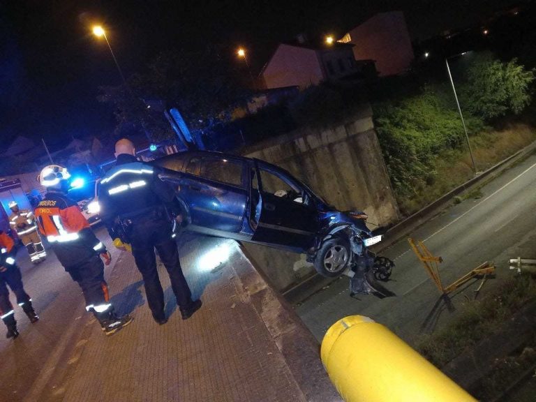 Identificado un joven de 27 años como el conductor del coche que quedó colgado de un puente sobre la autopista en Ferrol