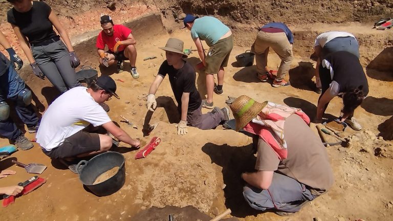 Recuperadas más de 1.600 herramientas líticas del yacimiento paleolítico de As Gándaras de Budiño, en O Porriño