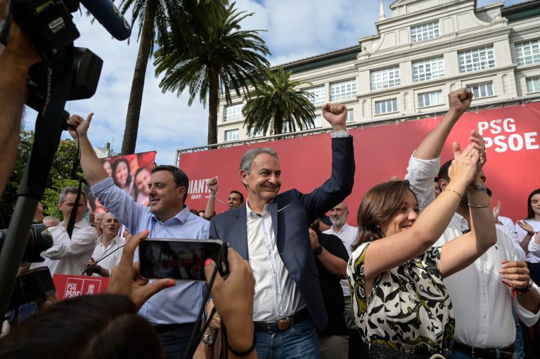 Zapatero agita la campaña en Galicia «en defensa de la verdad»: «Merecemos ganar y vamos a ganar»