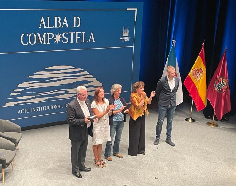 El Ayuntamiento de Santiago entrega el Alba de Compostela con una invitación a «quererse» y a «tener orgullo» de ciudad